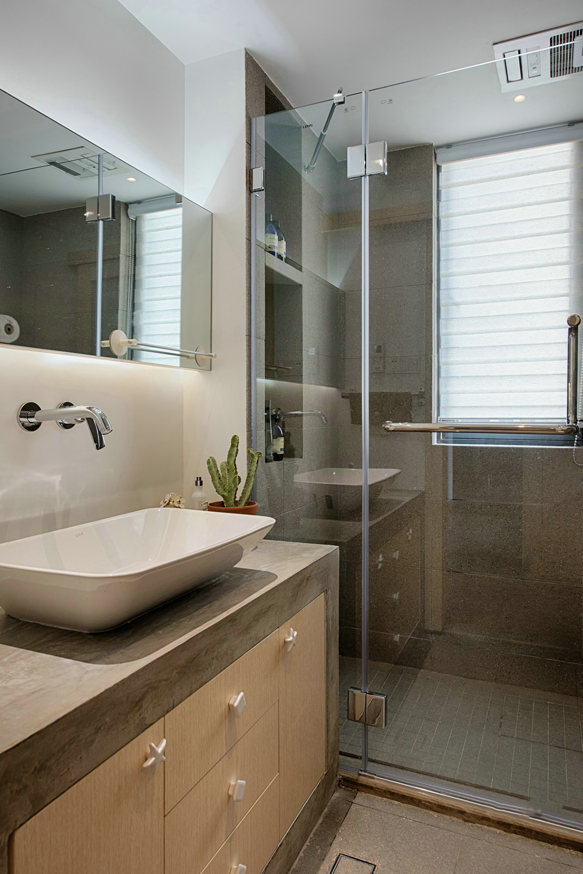 衛浴空間將寧靜與自然的元素帶到眼前，經過一天漫長的工作，來一場酣暢淋漓的淋浴，暫時遠離喧囂的都市生活。