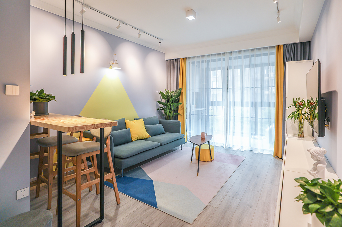 客廳背景墻采用乳膠漆的拼色來銜接，沒有使用軟包或者硬包，使得背景墻與整個空間能夠融合并且用幾何形的顏色塊來體現電視背景墻的突出性
