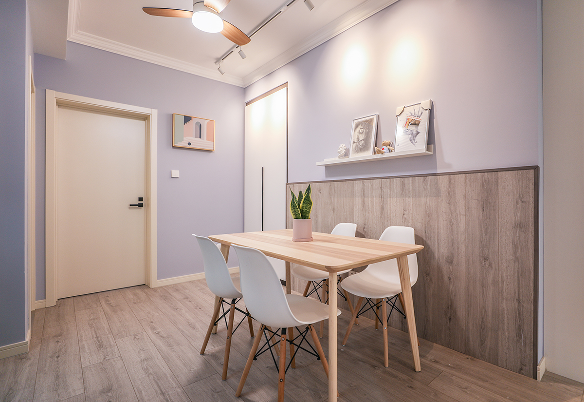 整個墻面采用水星戀歌的顏色，搭配淺灰木紋地板，配上綠植，著以木色的吧臺來突出生活的情調，干凈且清晰
