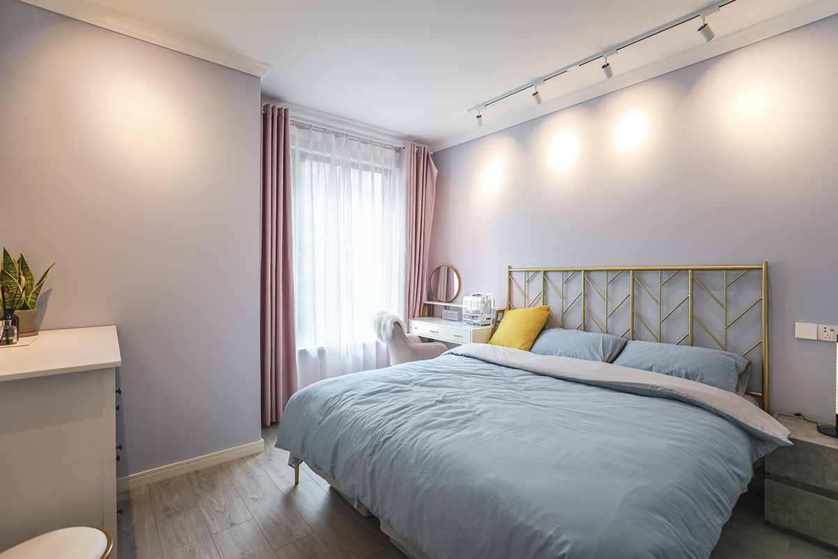 臥室的空間同樣做了簡潔的處理，床頭背景的粉色撞色與窗簾完美搭配，搭配輕奢的床使的女主人的臥室空間美觀而又不失大方

