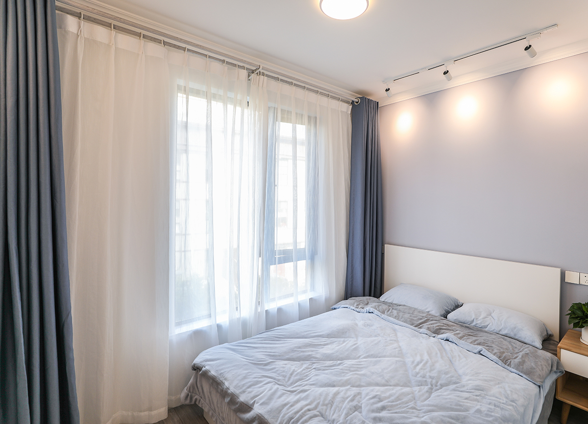 臥室的空間同樣做了簡潔的處理，床頭背景的粉色撞色與窗簾完美搭配，搭配輕奢的床使的女主人的臥室空間美觀而又不失大方
