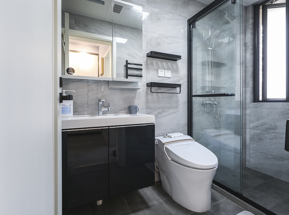 衛生間瓷磚選擇上也是灰色為主，大氣且時尚。
