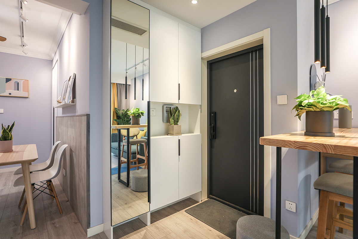 門口玄關利用空間現場定制儲物柜，可以放置鞋柜及全身鏡。