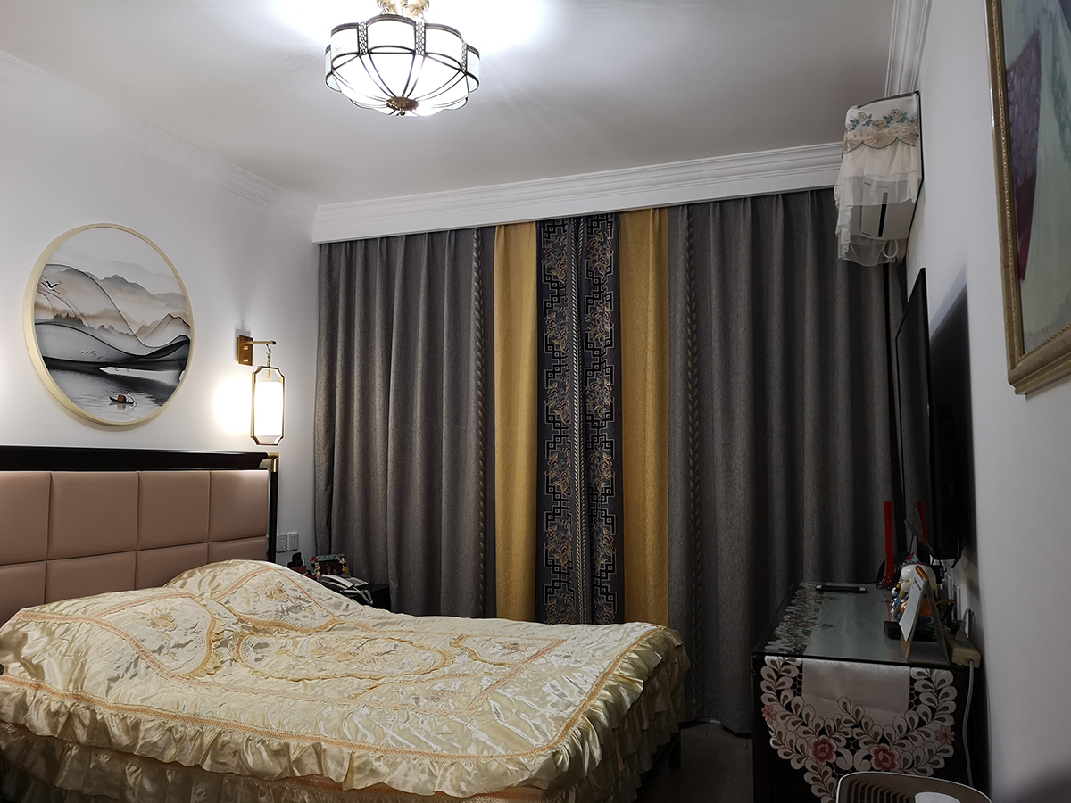 主臥中式窗簾的選擇讓整個居住環(huán)境上升檔次和品位，同時也是對生活品質(zhì)的享受。
