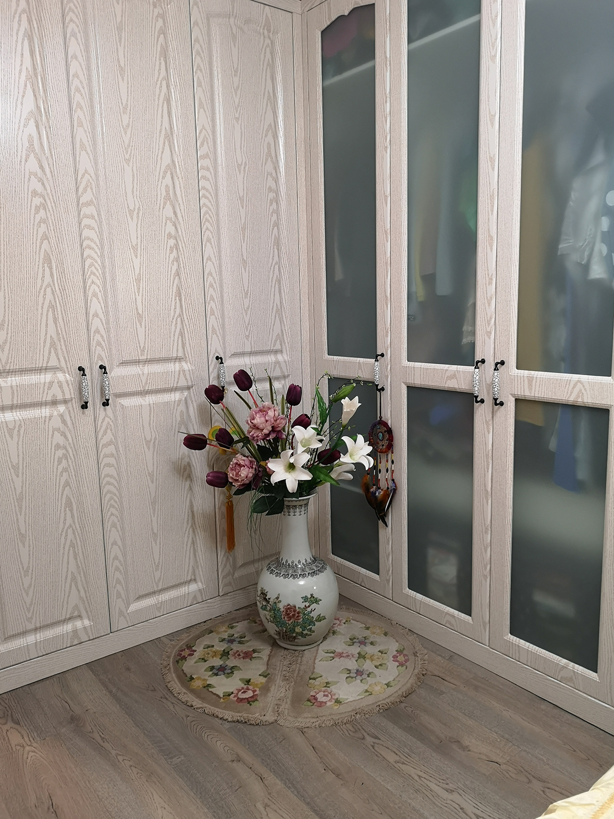 臥室利用空間做了開放式衣帽間，既滿足空間小儲物充分利用，又滿足女主人對生活品質(zhì)的要求。
