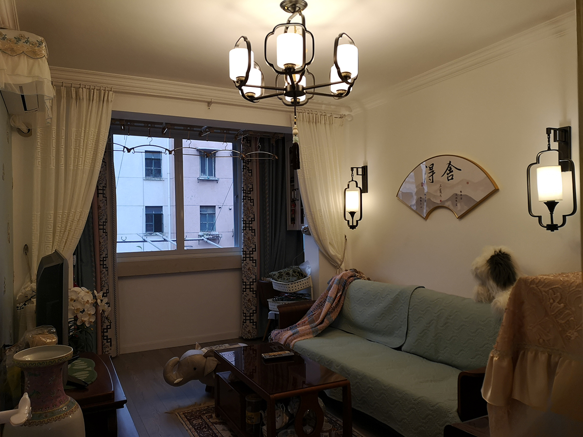 整個墻面采用米色基調(diào)，搭配深紋地板，配上舍得掛畫，生活情調(diào)就展現(xiàn)出來了。
