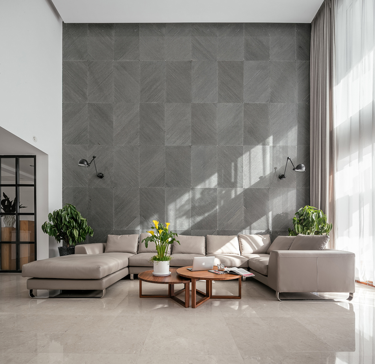 背景是整個(gè)房子最大的看點(diǎn)，我一直覺得設(shè)計(jì)用材只用最合適的，不用最貴的。青石板是大家在路邊廣場(chǎng)隨處可見的石材，價(jià)格不高但質(zhì)感很棒。配以45度拉槽整體更有設(shè)計(jì)感，在光線照射后會(huì)呈現(xiàn)深淺不一的成次感。細(xì)節(jié)圖可以看出，背景關(guān)鍵是在安裝，每一個(gè)斜角銜接絲毫不差。整體形式感很強(qiáng)，在整體單調(diào)的環(huán)境中，背景是最精細(xì)的。在各個(gè)角度看都有不同的變化，擺脫石材給人冰冷呆板。
