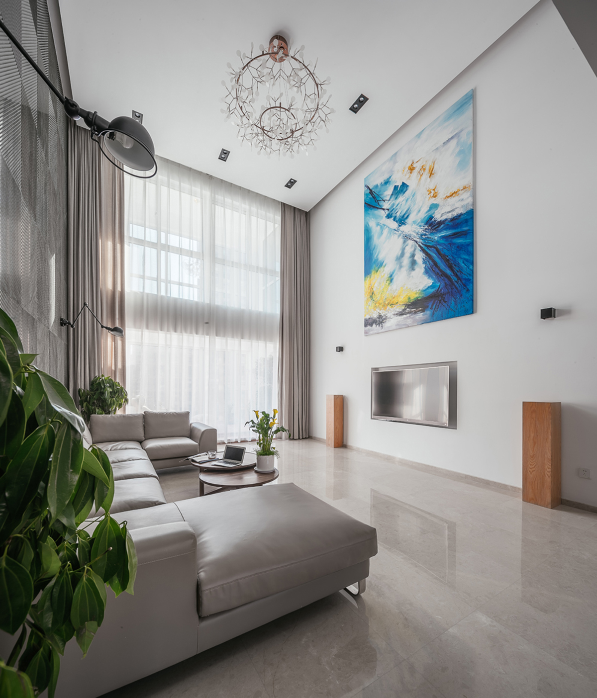 客廳是5.8米挑高空間，餐廳是2.8米正常層高。拿掉一個(gè)空中花園擴(kuò)大餐廳空間，可以減弱客廳高度和餐廳長(zhǎng)度的對(duì)比。原來(lái)的餐廳過(guò)于狹窄，與整體不合適。
