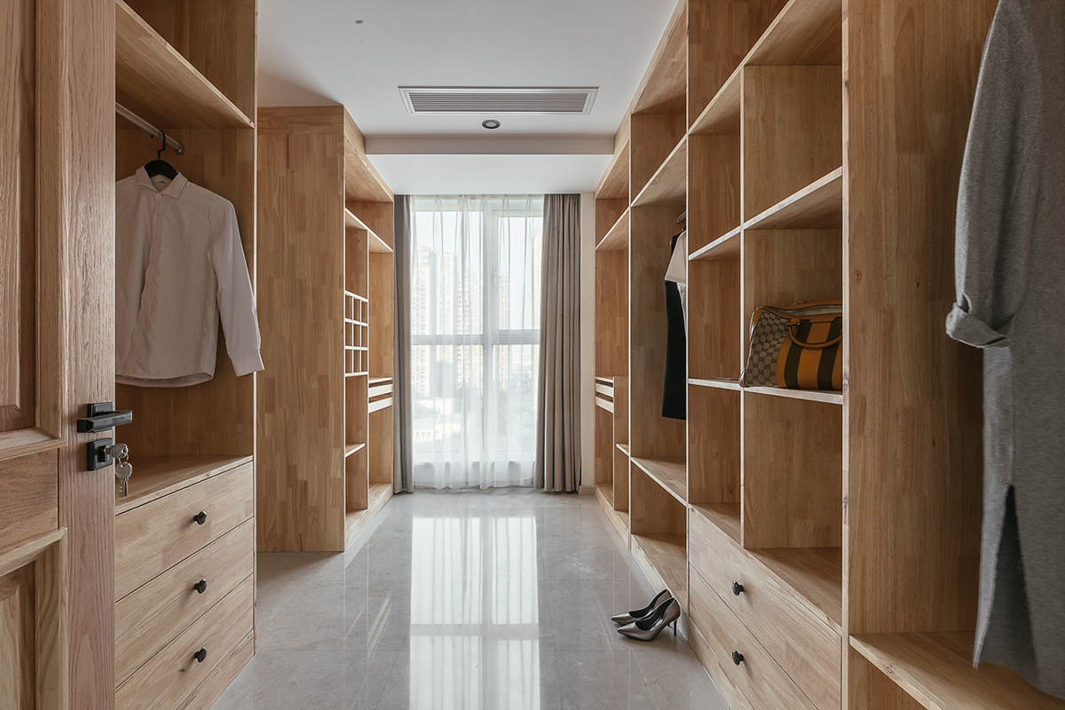 背景是整個(gè)房子最大的看點(diǎn)，我一直覺得設(shè)計(jì)用材只用最合適的，不用最貴的。青石板是大家在路邊廣場(chǎng)隨處可見的石材，價(jià)格不高但質(zhì)感很棒。配以45度拉槽整體更有設(shè)計(jì)感，在光線照射后會(huì)呈現(xiàn)深淺不一的成次感。細(xì)節(jié)圖可以看出，背景關(guān)鍵是在安裝，每一個(gè)斜角銜接絲毫不差。整體形式感很強(qiáng)，在整體單調(diào)的環(huán)境中，背景是最精細(xì)的。在各個(gè)角度看都有不同的變化，擺脫石材給人冰冷呆板。
