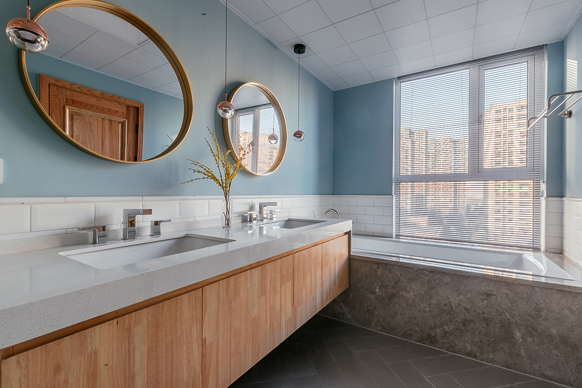 衛(wèi)生間瓷磚選擇上以簡(jiǎn)潔清爽為主，更是凸顯木制臺(tái)盆柜，格外的別致。
