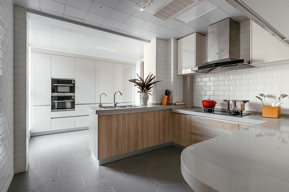 背景是整個(gè)房子最大的看點(diǎn)，我一直覺得設(shè)計(jì)用材只用最合適的，不用最貴的。青石板是大家在路邊廣場(chǎng)隨處可見的石材，價(jià)格不高但質(zhì)感很棒。配以45度拉槽整體更有設(shè)計(jì)感，在光線照射后會(huì)呈現(xiàn)深淺不一的成次感。細(xì)節(jié)圖可以看出，背景關(guān)鍵是在安裝，每一個(gè)斜角銜接絲毫不差。整體形式感很強(qiáng)，在整體單調(diào)的環(huán)境中，背景是最精細(xì)的。在各個(gè)角度看都有不同的變化，擺脫石材給人冰冷呆板。
