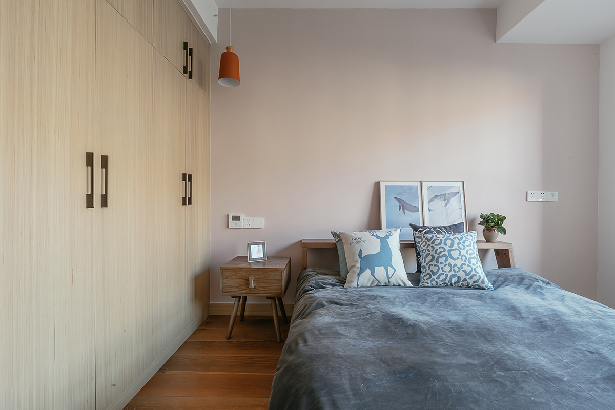 背景是整個(gè)房子最大的看點(diǎn)，我一直覺得設(shè)計(jì)用材只用最合適的，不用最貴的。青石板是大家在路邊廣場(chǎng)隨處可見的石材，價(jià)格不高但質(zhì)感很棒。配以45度拉槽整體更有設(shè)計(jì)感，在光線照射后會(huì)呈現(xiàn)深淺不一的成次感。細(xì)節(jié)圖可以看出，背景關(guān)鍵是在安裝，每一個(gè)斜角銜接絲毫不差。整體形式感很強(qiáng)，在整體單調(diào)的環(huán)境中，背景是最精細(xì)的。在各個(gè)角度看都有不同的變化，擺脫石材給人冰冷呆板。