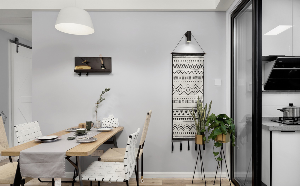 客廳以灰色墻面搭配原木色地板，簡約的背景墻設計，看起來干凈清爽，同時搭配撞色系的藍色沙發，局部亮色點綴，起到畫龍點睛的作用。
