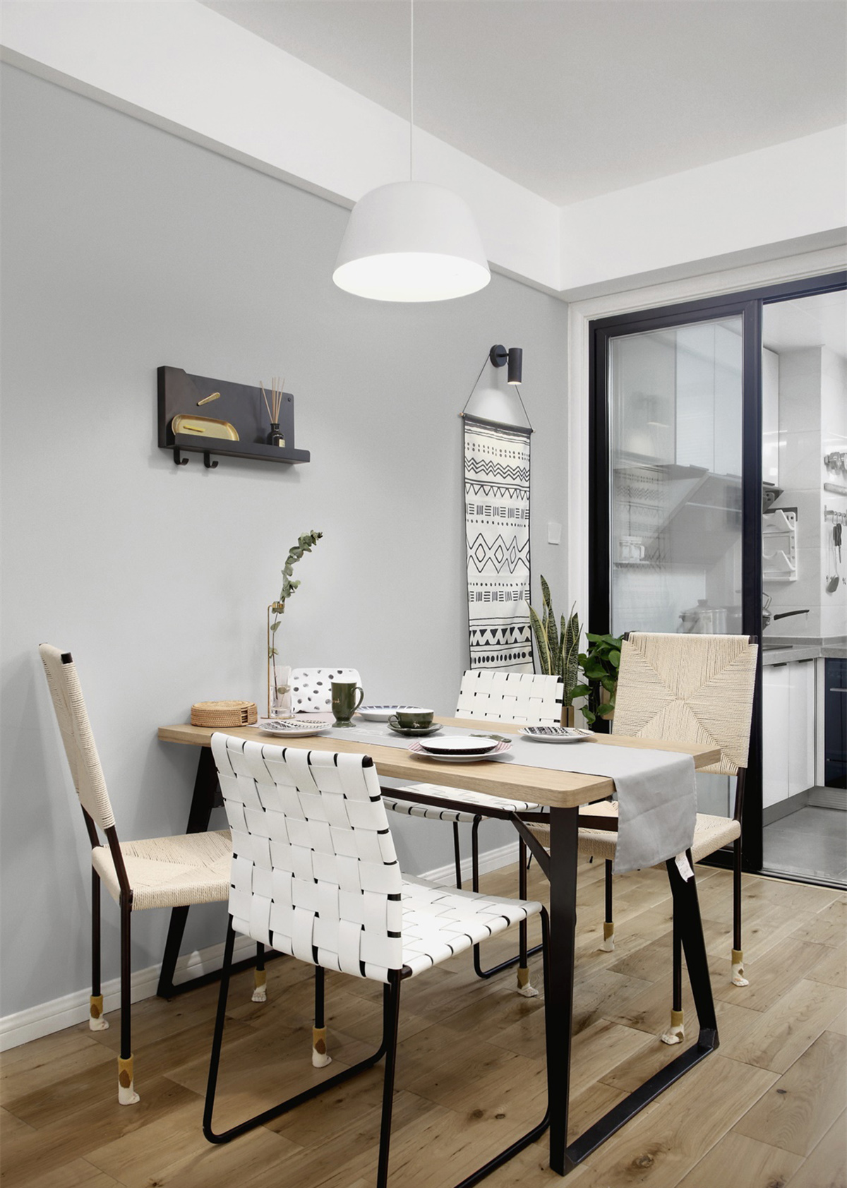 客廳以灰色墻面搭配原木色地板，簡約的背景墻設計，看起來干凈清爽，同時搭配撞色系的藍色沙發，局部亮色點綴，起到畫龍點睛的作用。
