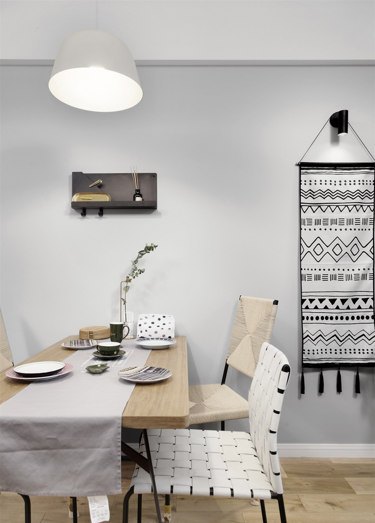 客廳以灰色墻面搭配原木色地板，簡約的背景墻設計，看起來干凈清爽，同時搭配撞色系的藍色沙發，局部亮色點綴，起到畫龍點睛的作用。
