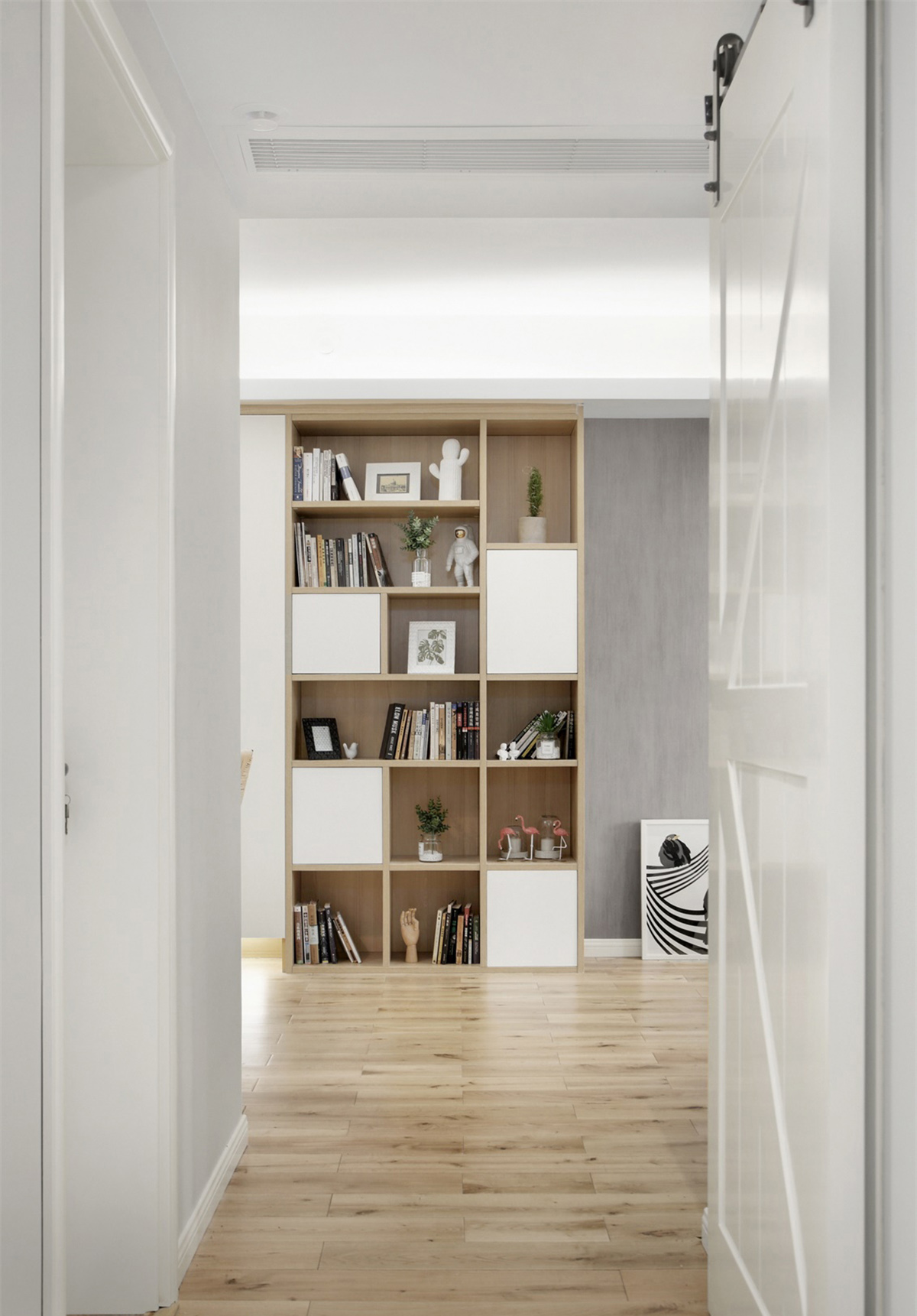 客廳以灰色墻面搭配原木色地板，簡約的背景墻設計，看起來干凈清爽，同時搭配撞色系的藍色沙發，局部亮色點綴，起到畫龍點睛的作用。
