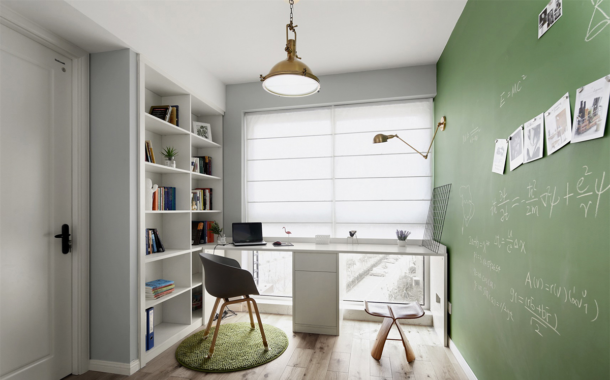 書房緊鄰落地窗，采光充足。因為空間的打通，與墻面等高的書柜，搭配生機勃勃的綠色墻面，為業主提供出足夠多的空間。
