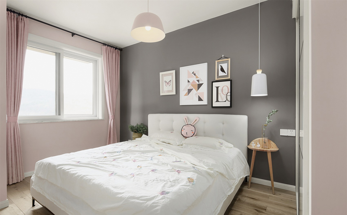 臥室則以深灰色墻面做背景，旁邊配有定制的衣柜以提升儲物空間，搭配撞色粉，滿足業主滿滿的少女心。
