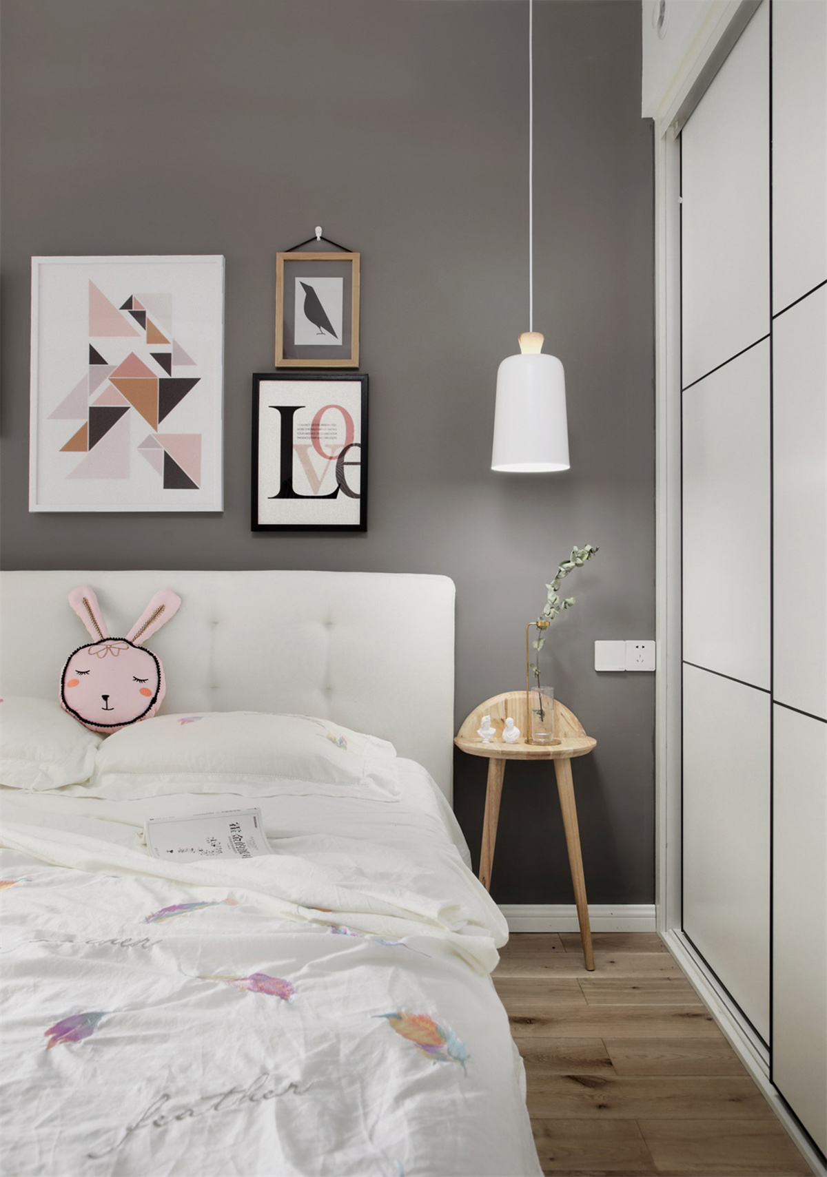 臥室則以深灰色墻面做背景，旁邊配有定制的衣柜以提升儲物空間，搭配撞色粉，滿足業主滿滿的少女心。