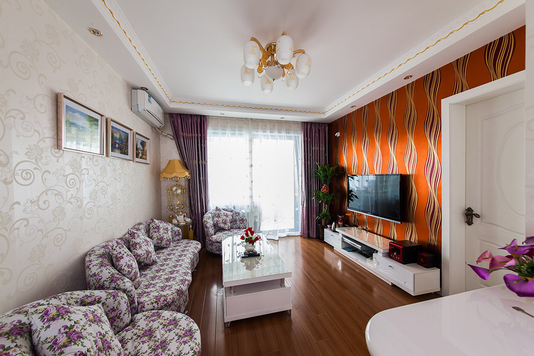 田園風(fēng)格，色彩華麗，它在形式上以浪漫主義為基礎(chǔ)，業(yè)主以強(qiáng)烈的色彩鮮明的對(duì)比，精致的歐式墻紙，使整個(gè)風(fēng)格豪華、富麗，充滿強(qiáng)烈是的動(dòng)感效果
