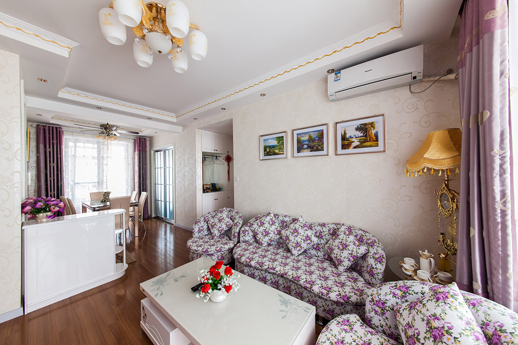 清新的田園風(fēng)格，配上奢華的歐式臺(tái)燈，富麗堂皇，描金石膏線，圍繞整個(gè)客餐廳，效果典雅、親切，歐洲的皇宮貴族都偏愛(ài)這個(gè)風(fēng)格
