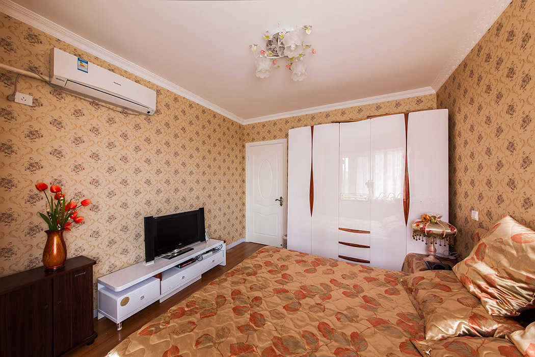 田園富貴的的風(fēng)格顯而易見(jiàn)，無(wú)論是墻紙還是床上用品，讓人享受歐式田園浪漫情調(diào)
