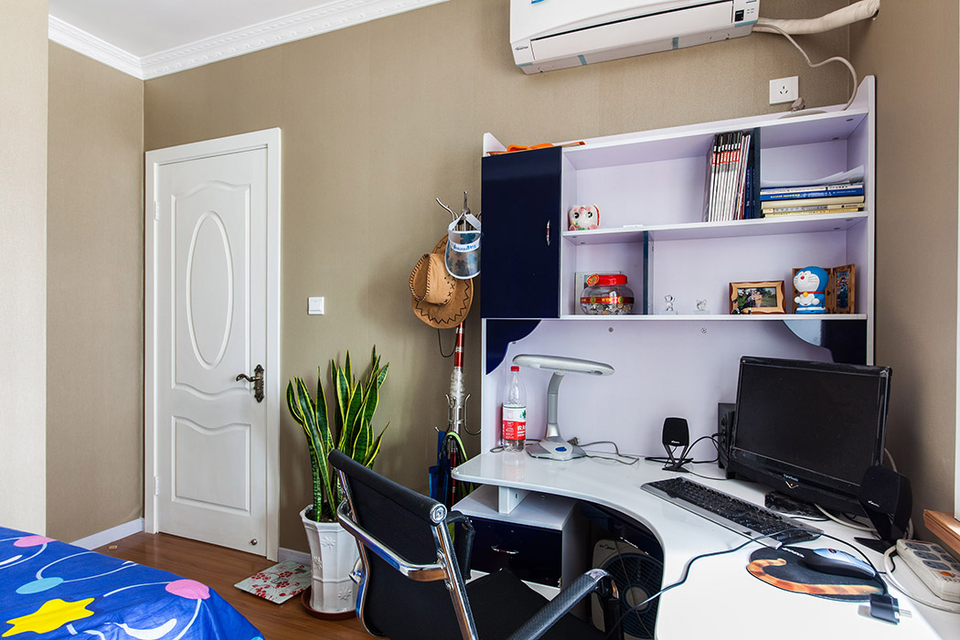 書(shū)房的宜家風(fēng)格味道濃重，白色家居，奶咖色色系，設(shè)計(jì)感強(qiáng)烈的轉(zhuǎn)角寫(xiě)字臺(tái)都是年輕人的最愛(ài)
