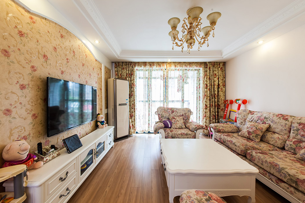 白色的家具和碎花的布藝家紡再加上歐式藝術吊燈的運用，都是歐式田園風格的主角
