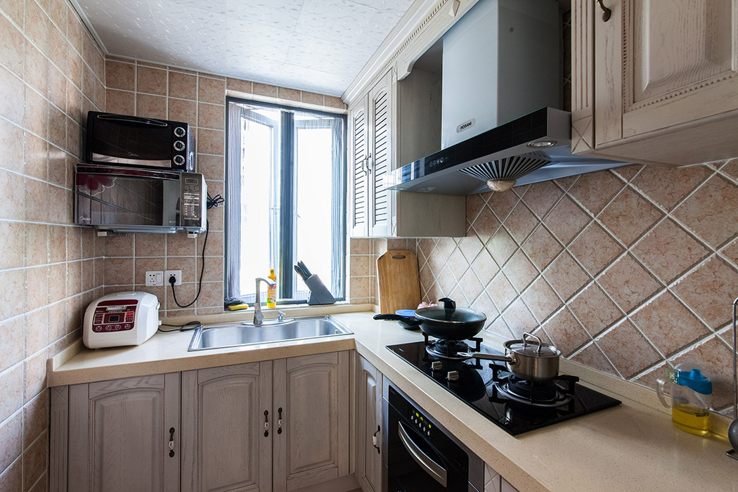 菱形的仿古磚，暖白色的廚柜，使整個空間線條流暢，大方，布局合理，讓生活增添色彩
